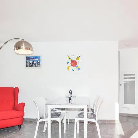 Stunning In Cyprien Apartment